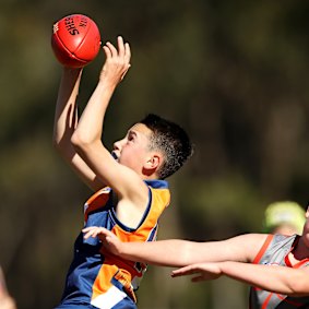 Une jeune Antonio Arena a joué des règles australiennes pour les conneries de Bankstown en 2020.