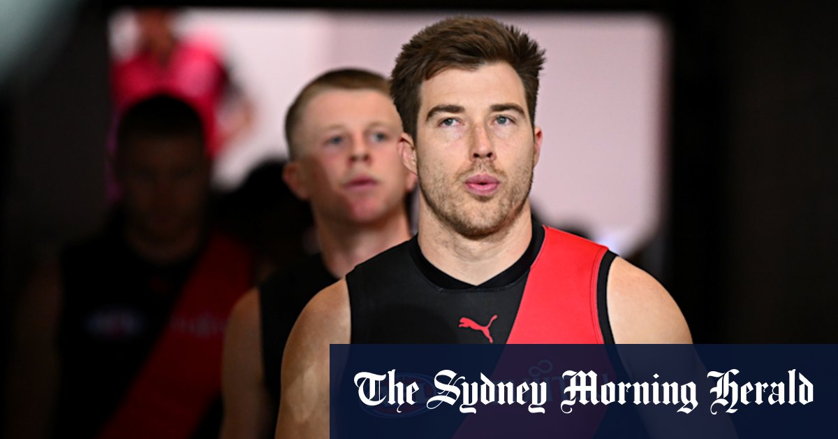 L'entraîneur de Hawthorn Sam Mitchell rencontre le capitaine d'Essendon au milieu des bombardiers