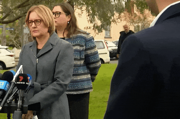 Néonazi Thomas Sewell confronté au premier ministre Jacinta Allan.