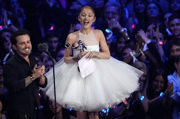 Ariana Grande accepte le prix de la vidéo de l'année.