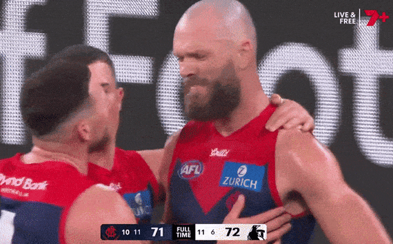 Les coéquipiers de Melbourne Steven May et Max Gawn se sont affrontés après une défaite d'un point contre Collingwood cette année.
