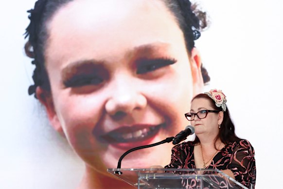 Emma Mason parle à New York, avec une photo de sa fille tardive de 15 ans Tilly derrière elle.