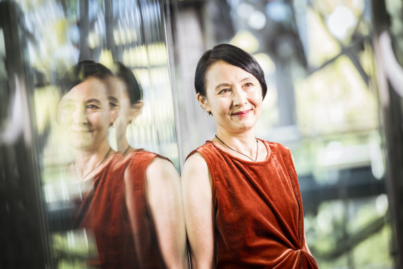 Le poète basé à Melbourne, Grace Yee, lauréat du prix victorien de littérature 2024.