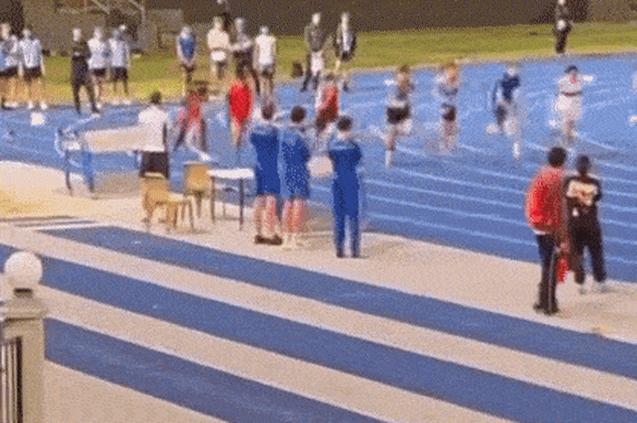 La goutte goutte dans une voie extérieure détruit ses adversaires dans cet événement du 100m.