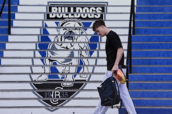 Bulldogs n ° 7 Lachlan Galvin arrive à la formation lundi.