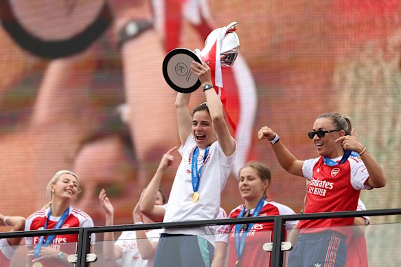 La directrice d'Arsenal, Renee Slegers, soulève le trophée féminin de la Ligue des champions aux Emirates avec son équipe de célébration dure.