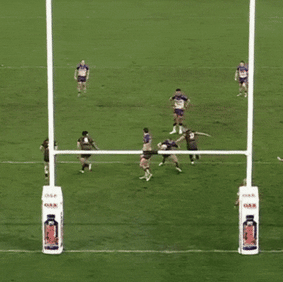 Harry Grant stimule le moitié manqué avec la défense en surveillant le but du terrain.