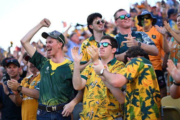 Les fans de Wallabies célèbrent l'essai gagnant du match à Townsville.