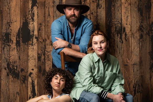 Josh McConville, Kate Mulvany et Ziggy Resnick star dans le Shiralee de Sydney Theatre Company.