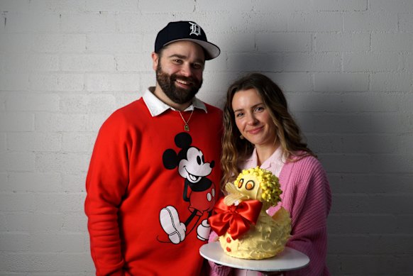 Donovan Christie et Emma Appleyard avec le gâteau Ducky.