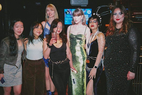 La société Swifties de l'Université de Melbourne a trois découpes en carton de Taylor Swift.