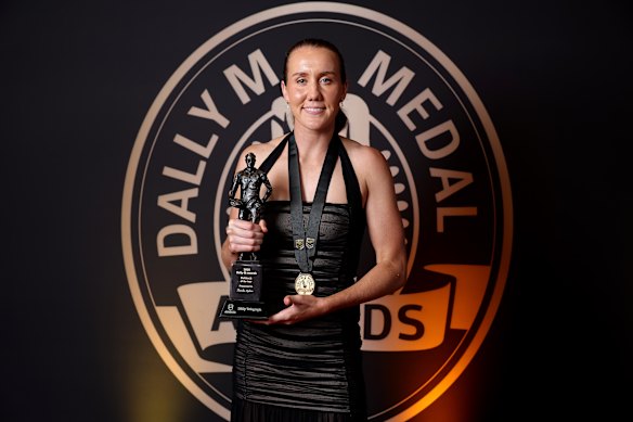 Tamika Upton après avoir remporté la médaille Dally M et l'arrière de l'année.