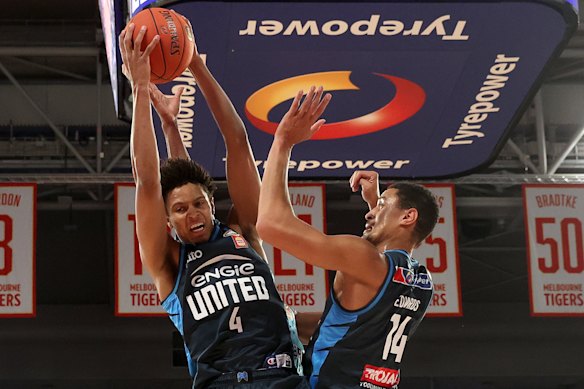 Dash Dash Daniels de Melbourne United (n ° 4) tire un rebond.