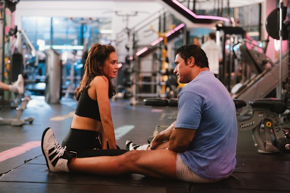 Emily Blunt, à gauche, et Dwayne Johnson dans la machine à briser. 