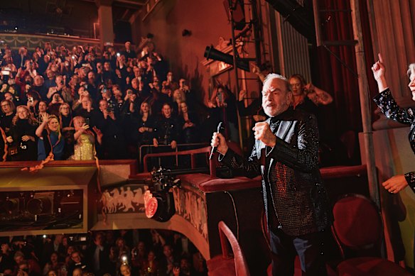 Neil Diamond a surpris le public de la soirée d'ouverture et le casting et l'équipe, avec une performance de Sweet Caroline lors de la première de Broadway en décembre 2022.