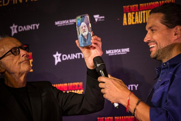Le promoteur Paul Dainty et l'interprète Will Swenson ont été rejoints par Neil Diamond, via Facetime.