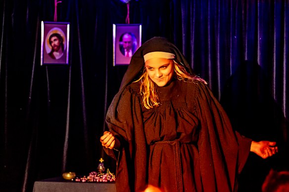 Nun Slut est en cours au Trades Hall jusqu'au 5 octobre.