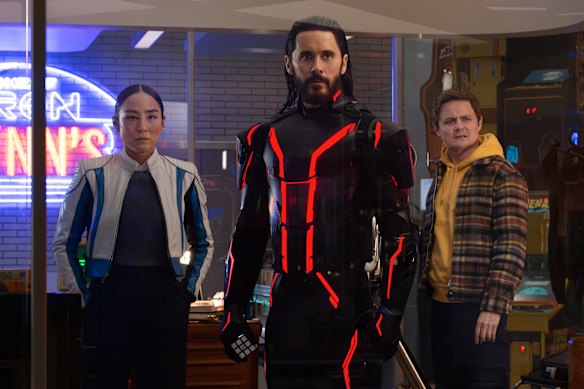Greta Lee comme Eve Kim avec Jared Leto comme Ares et Arturo Castro comme Seth Flores dans Tron: Ares.