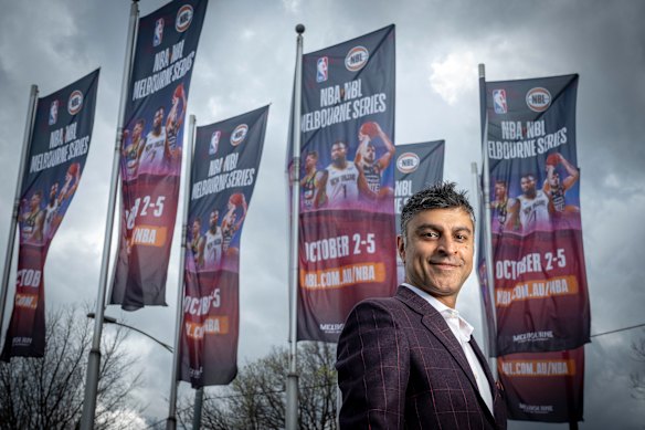 Le responsable de la stratégie de la NBA pour l'Asie-Pacifique Rajah Chaudhry à l'extérieur du parc de Melbourne.