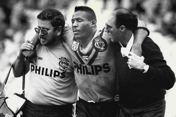 Ellery Hanley après avoir été renversée insensée par Terry Lamb lors de la grande finale de 1988. Il n'a pas pu revenir.
