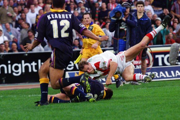 Le tacle de Jamie Ainscough qui a laissé Craig Smith inconscient et a conduit à un essai de pénalité décisif lors de la grande finale de 1999.