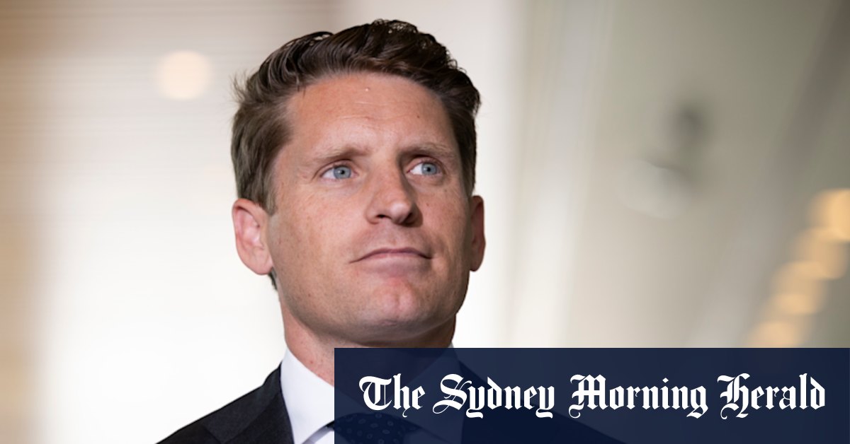 Le ministre de l'ombre quitte le front-bench sur le désaccord de la politique d'immigration