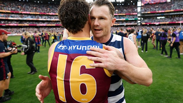Le capitaine de Geelong Patrick Dangerfield embrasse la Cam Rayner des Lions après la grande défaite des Cats.