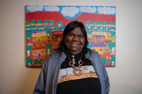 Coralie Williams avec son travail, «Sandhill Camp, Family's Home, Ntaria» 2025, à Desert Mob 2025. 