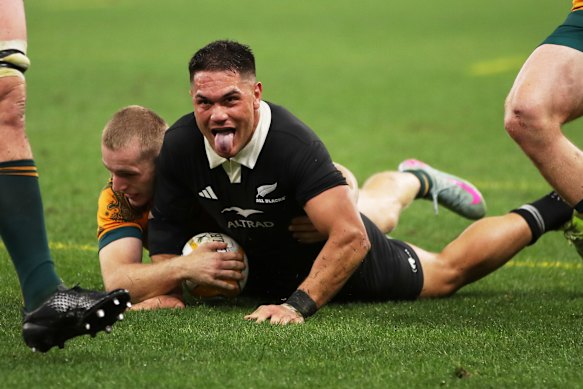 Quinn Tupaea en Nouvelle-Zélande réagit après avoir marqué l'un de ses deux essais.