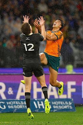 Joseph - Aukuso Suaalii et Jordie Barrett rivalisent pour une balle haute.