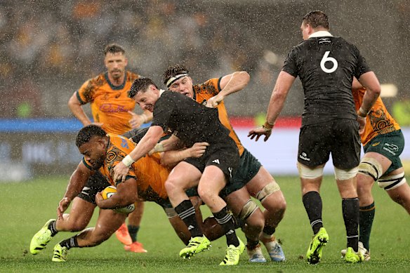 Taniela Tupou a montré une très belle agression et urgence dans son travail sur le banc.
