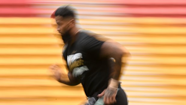 Payne Haas en vol complet à l'entraînement pendant la grande semaine finale.
