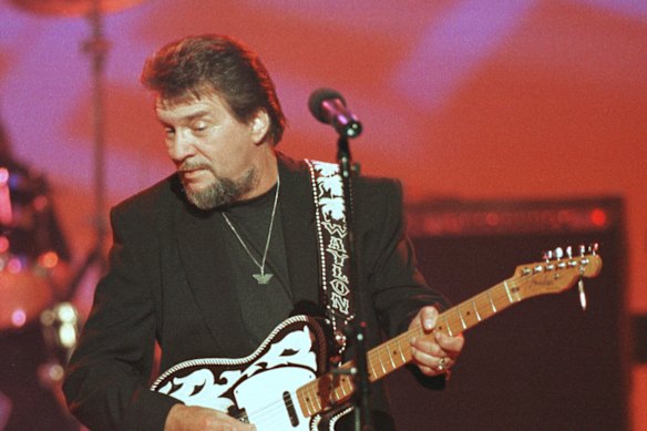 Waylon Jennings se produit en 1994.