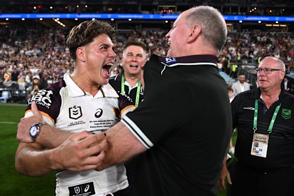 Les gagnants sont des souriants: Reece Walsh et l'entraîneur Michael Maguire célèbrent la victoire de Premiership.