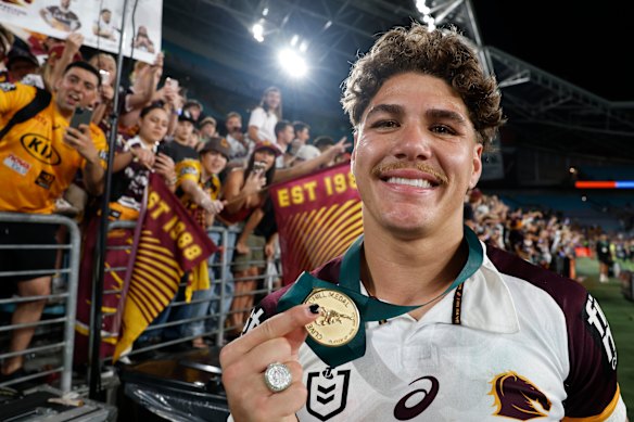 Reece Walsh célèbre sa victoire de la médaille Clive Churchill après la grande finale de dimanche.