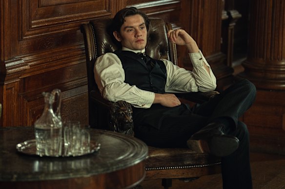 Louis Partridge en tant qu'Edward Guinness.