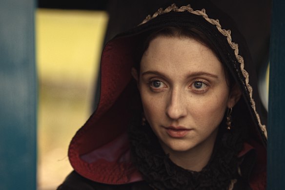 Emily Fairn comme Anne Plunket.