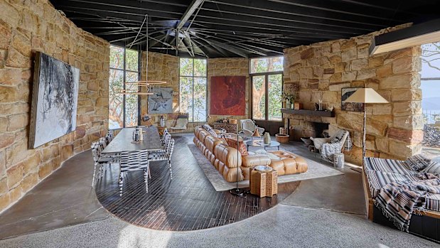 Les sols de la vieille maison sont Terrazzo. Ses nouveaux étages sont une combinaison de béton poli intégré avec de grandes dalles de terrazzo, dans des teintes variables.