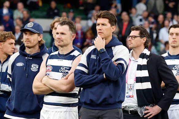 Les Cats déçus regardent à la présentation de la médaille après avoir perdu la grande finale contre Brisbane.