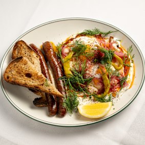 Œufs turcs avec labneh, saucisses merguez et poivrons et oignons marinés.