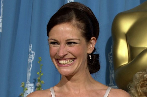 Roberts acceptant l'Oscar de la meilleure actrice pour Erin Brockovich en 2001.