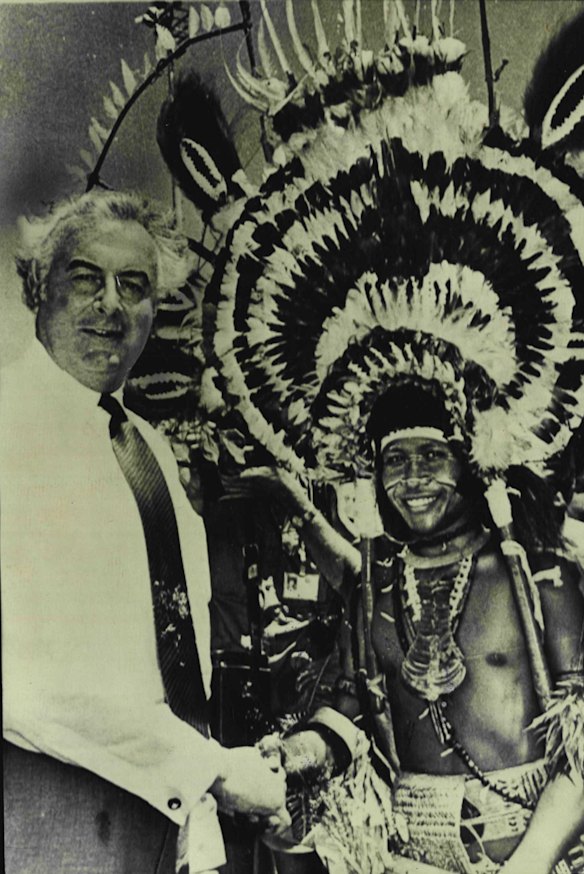 Gough Whitlam célèbre l'indépendance de la Papouasie-Nouvelle-Guinée le 15 septembre 1975.