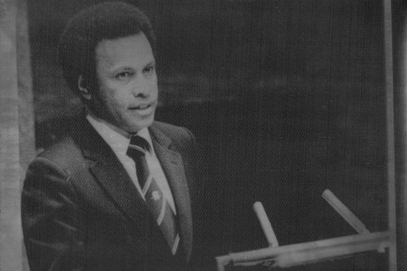 Le joueur de cricket de PNG Ilinome Tarua s'exprimant lors d'une session des Nations Unies en 1980.