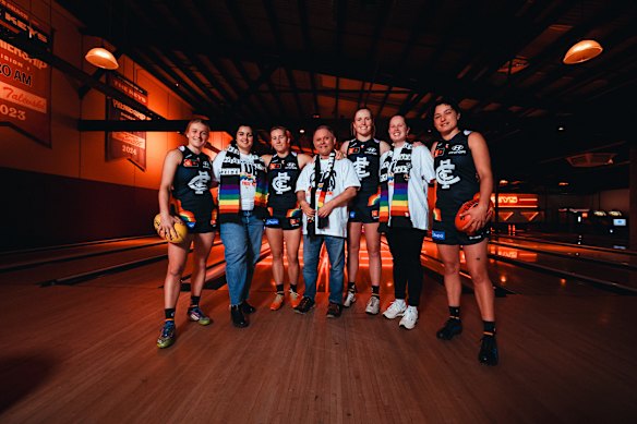 Joueurs de Carlton AFLW avec le président de Carlton Pride, David Gould.