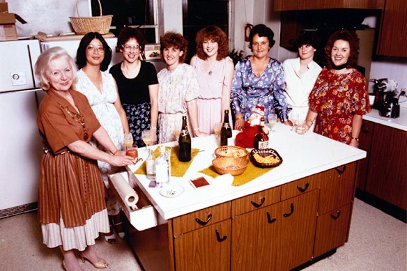 Agnes Lee (deuxième à partir de la gauche) lors de sa première année, en 1978, à la cuisine test de l'Australian Women's Weekly. La rédactrice culinaire Ellen Sinclair est photographiée à l'extrême gauche.