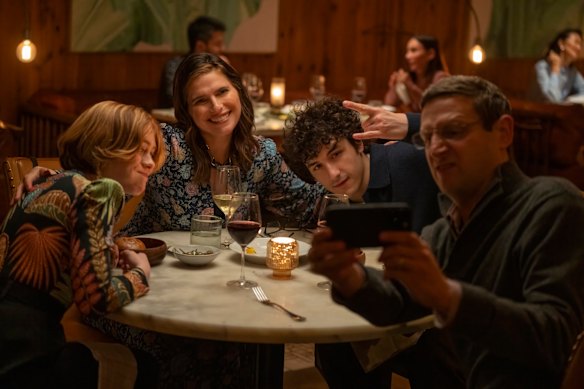 Sophia Lillis (à gauche) Lake Bell, Will Price et Tim Robinson dans le rôle de la famille Trosper dans The Chair Company. 