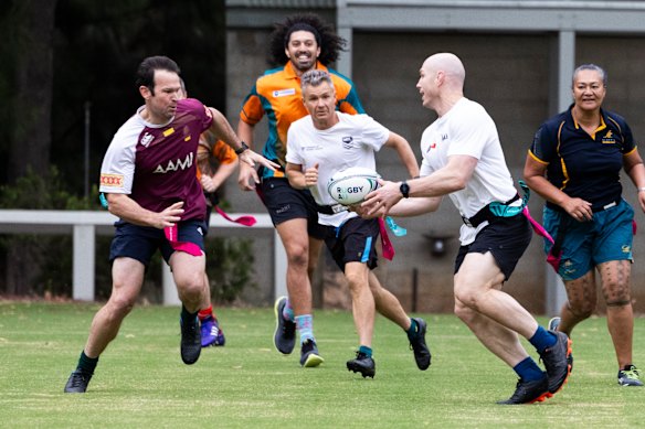 Pocock et son collègue sénateur Matt Canavan (à gauche) lors d'un match de touch rugby organisé par le club sportif du Parlement australien l'année dernière.