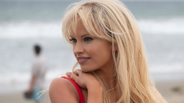Lily James dans le rôle de Pamela Anderson dans Pam et Tommy.