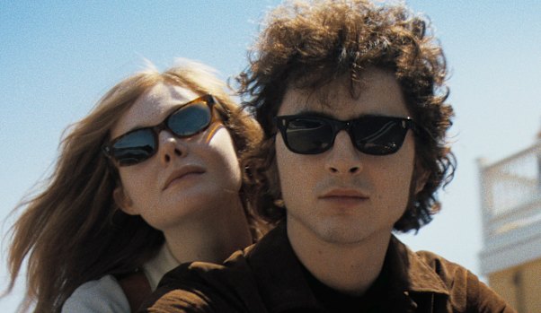 « Incroyablement conservateur » : Elle Fanning et Timothée Chalamet dans Un Inconnu Complet.