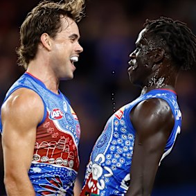 Lachie McNeil et Buku Khamis des Bulldogs célèbrent un but contre les Bombers en mai.